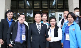 Phó Chủ tịch Quốc hội Nguyễn Khắc Định gặp mặt các đại biểu tham dự chương trình "Toả sáng nghị lực Việt", năm 2021. Ảnh: LÂM ĐĂNG HẢI