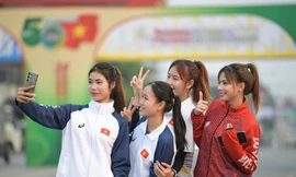 Hào hứng check-in cổng xuất phát Tiền Phong Marathon 2025