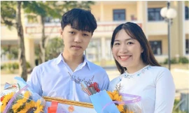 Học sinh Đặng Văn Quang cùng cô giáo trường THPT chuyên Lê Thánh Tông, TP. Hội An.