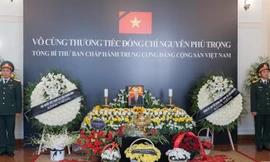 Cộng đồng sinh viên Việt Nam ở nước ngoài viếng Tổng Bí thư Nguyễn Phú Trọng