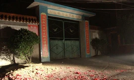 Những vệt máu còn loang lổ trên đất ở cổng trường sơ cấp Baidu