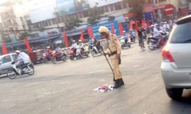 CSGT cặm cụi quét rác