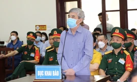 Ông trùm buôn lậu hơn 198 triệu lít xăng: 'Hỏi lằng nhằng quá' 