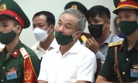 Ông trùm buôn lậu xăng dầu khai chi tiền cho cựu Thiếu tướng đi chơi golf, đúc chuông 