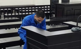 Vừa ly hôn vợ, gã trai 'làm bậy' với bé gái 13 tuổi