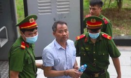 Clip dẫn giải các bị cáo vụ thổi giá cây xanh ở Hà Nội