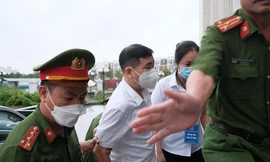 Hình ảnh dẫn giải cựu Đại tá Phùng Anh Lê tới toà