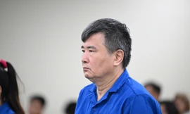 Cựu vụ phó thuộc Bộ Công Thương khai được chủ doanh nghiệp đưa xấp 'sổ đỏ' rất dày để chọn