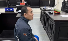 Cầm búa đánh vợ vì chậm cúng rằm