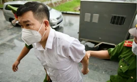 Cựu Đại tá Phùng Anh Lê thề độc, phủ nhận cầm 110 triệu đồng