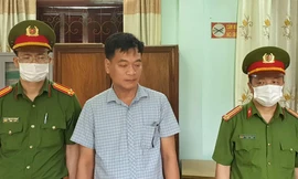 Để lâm tặc đốn 140 cây gỗ nghiến, hai cán bộ bị khởi tố