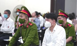 Vụ VN Pharma: Toà yêu cầu tiếp tục điều tra các cán bộ hải quan và đối tượng liên quan