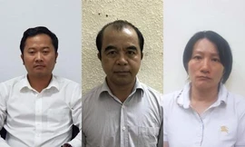 Cựu Hiệu trưởng Dương Văn Hòa (trái) cùng 2 bị cáo trong vụ án.