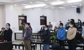 Nhóm bị cáo tại tòa.