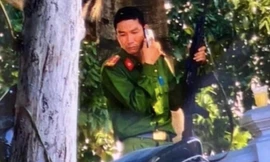 Xử lý thế nào người mặc đồng phục công an nổ súng cướp tiệm vàng ném cho người dân?