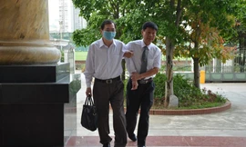 Ông Vũ Huy Hoàng đến tòa sơ thẩm.