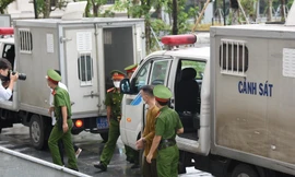 Hình ảnh dẫn giải nhóm bị cáo trong vụ cầm hơn 2 triệu USD 'chạy án' 