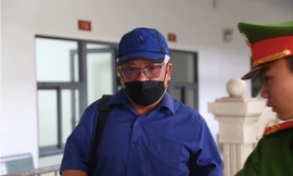 Cựu Thứ trưởng Bộ TN&MT cùng đồng phạm trước giờ khai mạc phiên xét xử vụ buôn lậu đất hiếm 