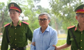 Hình ảnh dẫn giải cựu Thứ trưởng Bộ Công Thương Hoàng Quốc Vượng cùng đồng phạm 