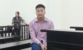 Vợ bị chủ cửa hàng quần áo đánh đập ép mua đồ, gã đàn ông lái ô tô tông trả thù