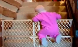 Cười ngất với clip trèo rào của trẻ 1-2 tuổi