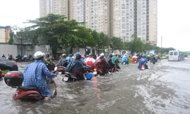 Nhiều tuyến đường ngập sâu trong nước