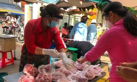 Chợ Bình Thới (Q.11) bán lưu động, hàng hóa đóng gói combo khi mở cửa trở lại. Ảnh: U.P