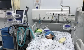 Bé gái 13 tuổi vẫn đang được tiếp tục điều trị sau khi uống thuốc trừ sâu để tự tử (ảnh:BVCC)