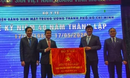 GS.TS Nguyễn Thanh Long trao cờ thi đua cho Bệnh viện Răng hàm mặt trung ương TPHCM (ảnh: K.V)