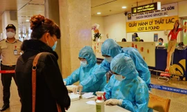 Khai báo y tế tại sân bay Tân Sơn Nhất (ảnh: HCDC)