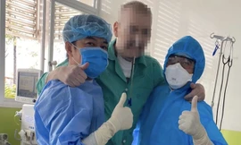 Bệnh nhân 91 tập đi (ảnh: Lê Nguyễn)