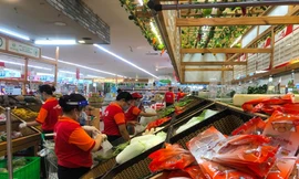 Nhân viên siêu thị liên tục lên đơn hàng cho khách