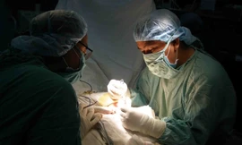 Phẫu thuật bàn tay cho bệnh nhân bị pháo nổ (ảnh:BVCC)