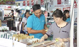 Người tiêu dùng mua hàng tại hội chợ 