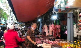 Không chỉ bà nội trợ mà tiểu thương cũng lo lắng khi nhiều mặt hàng nhảy giá