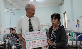 Bạn đọc báo Tiền Phong trao tặng 100 triệu đồng cho gia đình bé trai bị mẹ ruột đâm vào bụng