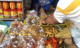 Thực phẩm chay không nhãn mác "trần mình" cho khách lựa chọn