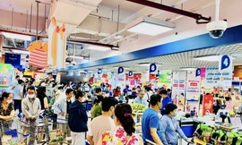 TTTM đông nghịt, hàng ăn hầu như không còn chỗ trống