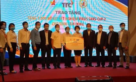 Hội Doanh nhân trẻ Việt Nam tặng 1.000 bộ kit xét nghiệm COVID-19 cho tỉnh Lâm Đồng