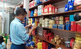 Phát hiện số lượng lớn mứt Tết không nguồn gốc