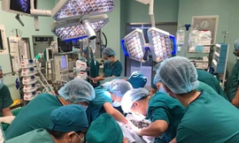 Bác sĩ tác ca song sinh dính liền vùng chậu