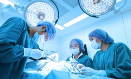 Say xỉn, người đàn ông bị bạn nhậu nhét ốc vít vào 'cậu nhỏ'