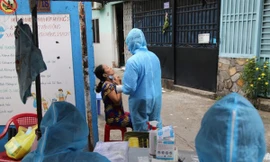 Phong toả, lấy mẫu xét nghiệm khu vực có người mắc COVID-19 tại TPHCM (ảnh: Ngô Bình)