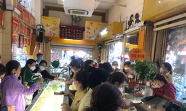 Người dân 'ôm' tiền tỷ đi mua vàng giá cao