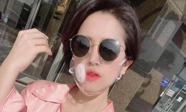 Khẩu trang trong suốt ăn theo COVID-19 gây sốt giới trẻ