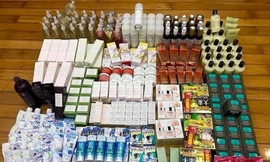 Hàng xách tay vẫn nhan nhãn ngoài thị trường dù đang bị "siết" thông quan