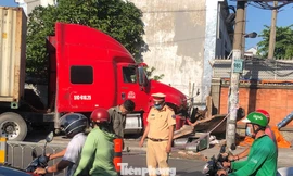 Kinh hãi cảnh container kéo lê xe máy, lao vào nhà dân lúc tinh mơ