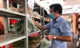 Cán bộ, giáo viên "đi chợ hộ" giúp người dân