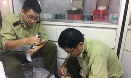 Kiểm tra 20 cửa hàng kinh doanh ở chợ Bến Thành, nơi nào cũng vi phạm