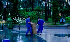 Nhân viên y tế tại bệnh viện điều trị bệnh nhân COVID-19